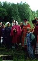 Описание: 30 июня 1995 года освятить Св. Родник, где в свое время явилась Св. Параскева Пятница, были приглашены священнослужители протоирей Стефан и протоирей Иоанн. 